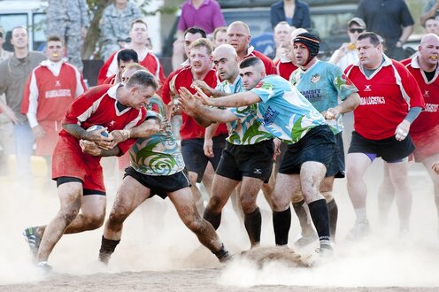 Tifosi di rugby con sciarpe verdi che festeggiano in un pub